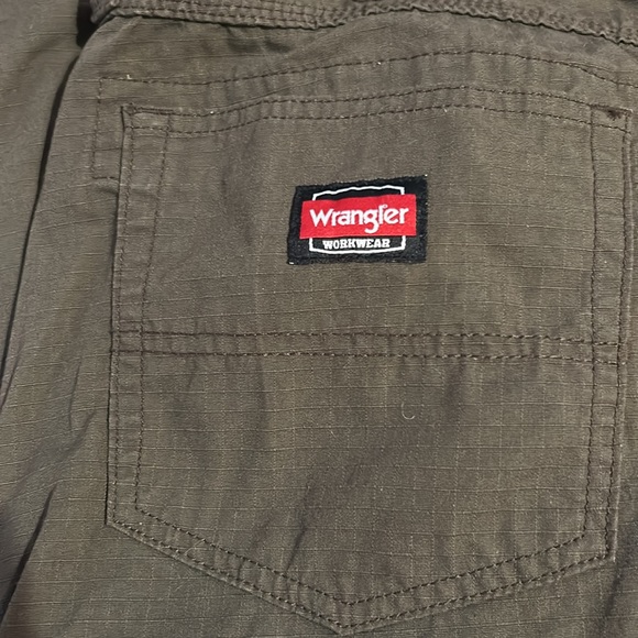 Wrangler workwear shorts size 38 - Picture 3 of 3